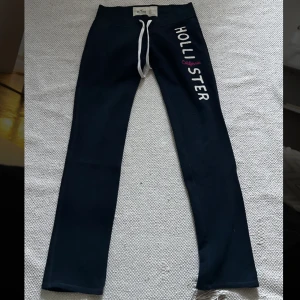 Hollister Mjukisbyxor  - Skit snygga hollister mjuskisar, low waisted. Säljer då dem är lite för korta för mig som är 173 cm. Bra skick! Skirv för fler bilder eller frågor!🩷