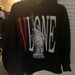 VLONE hoodie - Vlone Statue of Liberty, storlek L.  
