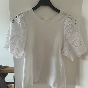 Blus  - Säljer min blus från HM då den tyvärr inte kommer till användning längre 🩷Köptes förra sommaren så är i bra skick, skriv om ni har fler frågor 😊