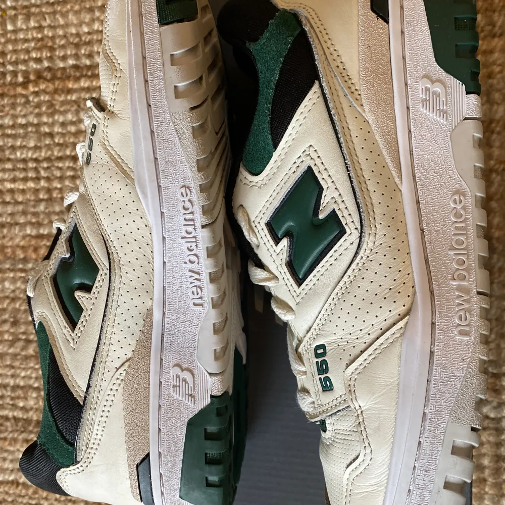 Superfina, nästan nya New Balance 550. Använd 1x. Saljs pga att de är för små.  Tyvärr ett litet skrapmärke på höger tå men annars perfekt.  Pris kan diskuteras 🤗. Skor.