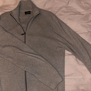 Massimo Dutti zip - Säljer nu min riktigt snygga zipup från Massimo Dutti. Superbra skick. Storlek Medium. Den är lite relaxed fit, lite större i armarna. Fler frågor och bilder i DM.