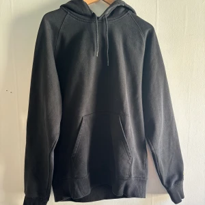 Carhartt Hoodie - Hejhej, säljer nu den här basic hoodien från Carhartt. Den är sjukt soft att ha i garderoben och passar tlll ALLT!  Storleken är M men passar L också! Nypris: 1100kr, mitt pris 299kr! Hör av dig vid intresse!