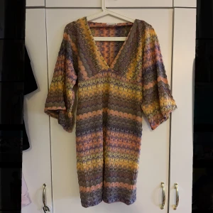 Missoni mönstrad klänning - Jättefin missoni mönstrad sommarklänning i storlek M från ST. Köpt på Mallorca