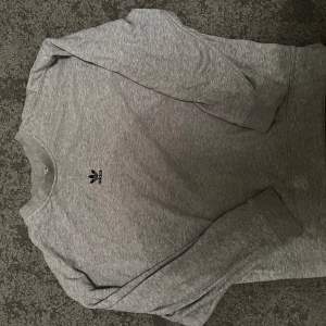 Grå sweatshirt från Adidas  Skick 10/10 Storlek S