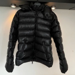 Moncler jacka - Säljer nu min Moncler Bady Giubbotto. Size 2 Jackan är i fint skick men det finns  täcken på användning. Kan mötas upp i Göteborg annars postas jackan med PostNord, köparen står för frakten! Priset går att diskutera vid snabb affär 