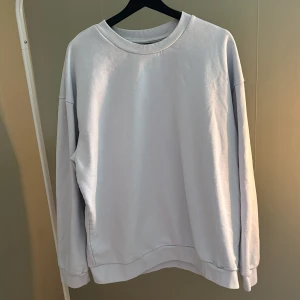 Ljusblå crewneck  - Ljusblå crewneck i storlek XL. Knappt använd. Köpt från lager157 därav billigt pris. 