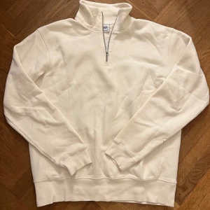Zara sweatshirt - En väldigt stilren Zara sweatshirt med zip-up vid kragen. Använd bara till fina tillfällen 1-2 gånger så den är i väldigt bra skick. Storlek M