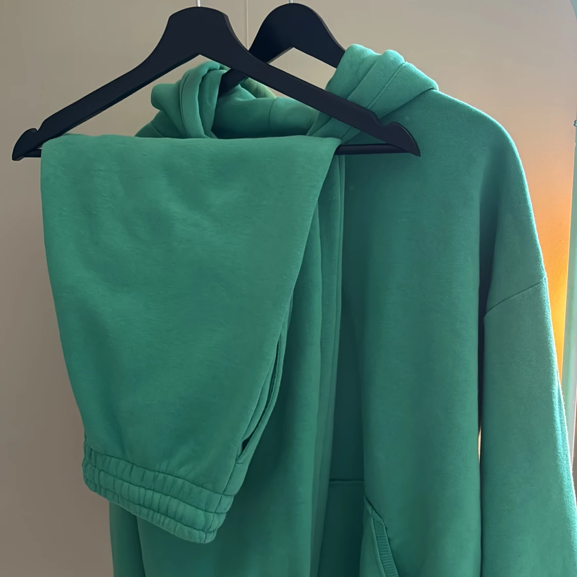 Grön Hoodie och mjukisbyxa  - 90