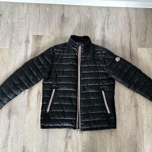 Moncler Daniel size 5 - Säljer denna moncler Daniel i size 5,  riktigt bra skick, nyare modell Nypris ca 9500 Passar L-XL  Har även en i size 2