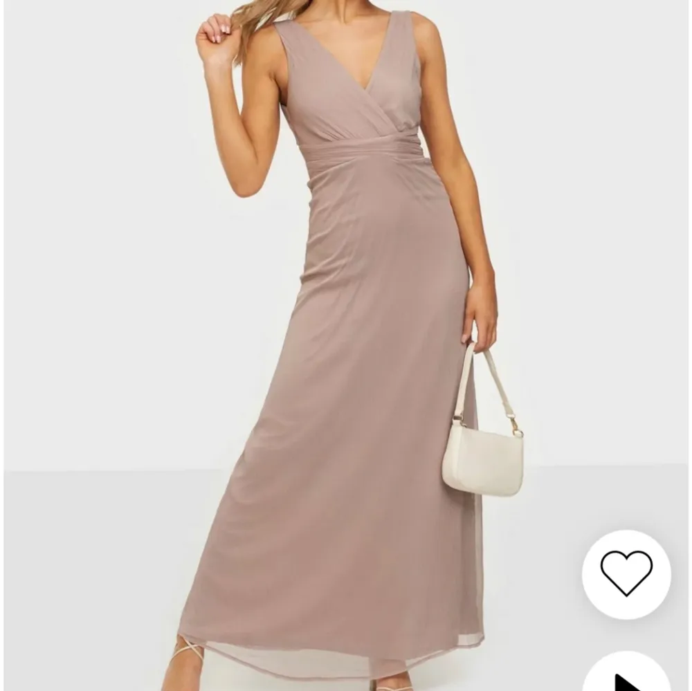 Ljus rosa/grå/ lila klänning. Bara använd en gång så den är i mycket bra skick. . Klänningar.