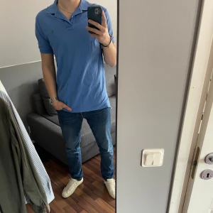 Ralph Lauren Piké - Piké från Ralph Lauren. Pikén är i okej skick, liten fläck på ryggen. Skriv om funderingar eller fler bilder!