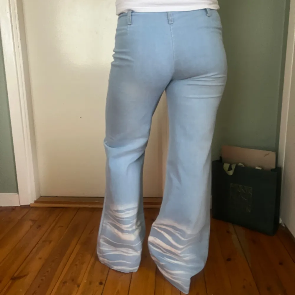 Jeans med coola detaljer som sitter lågmidjat. Perfekta till våren!⭐️🔥. Jeans & Byxor.