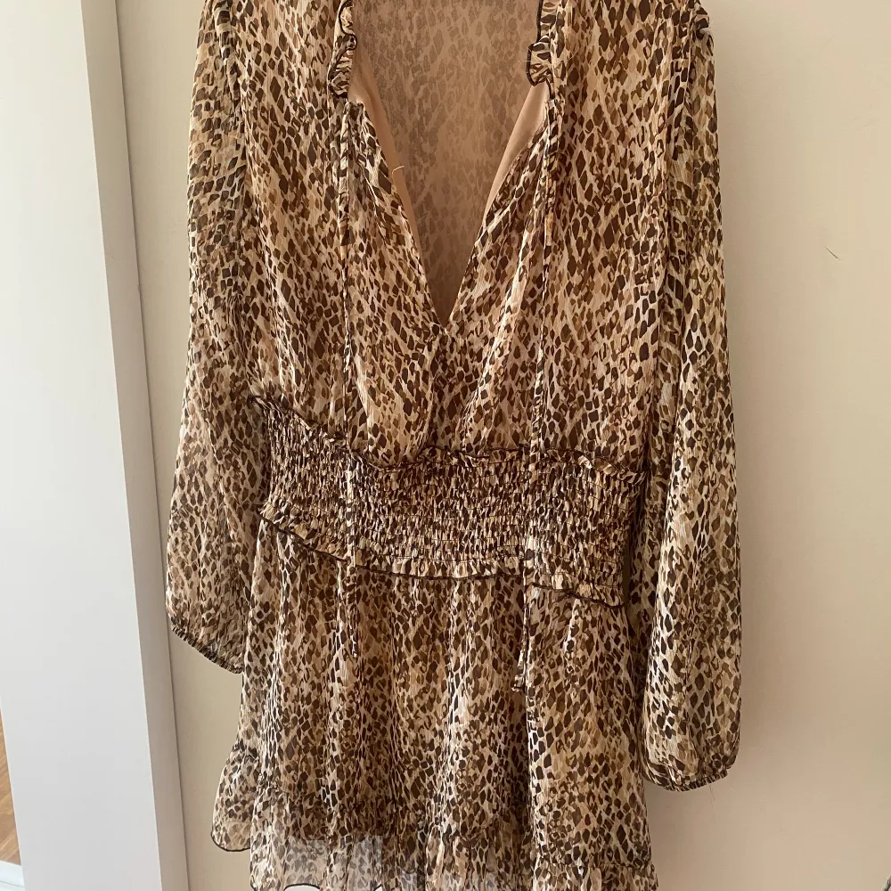 Jätte fin och gullig leopard klänning, perfekt till sommaren!💘Använd 2 ggr. Klänningar.