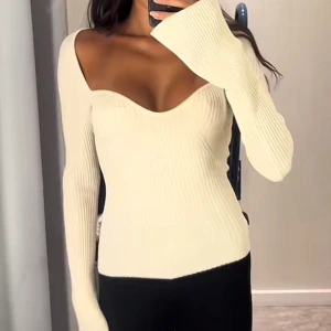 Långärmad ribbstickad tröja - LÅNADE BILDER! Superfin krämvit tröja med bröstdetalj och utsvängda armar. Har använt denna tröja några gånger men är i nyskick🫶🏼