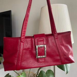 Classy röd handväska, vintage ❤️Så fina details. Toppskick! 