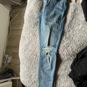 Super fina Levi jeans, modell med slitet knä. Dom är väldigt stretchiga. 