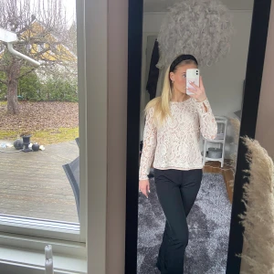 Fintröja  - En fin tröja i spets med en tröja under så att man inte ser igenom den.  I fint skick, nästan aldrig använd  I storlek 36 alltså s, skulle även säga att den passar 34 alltså xs 