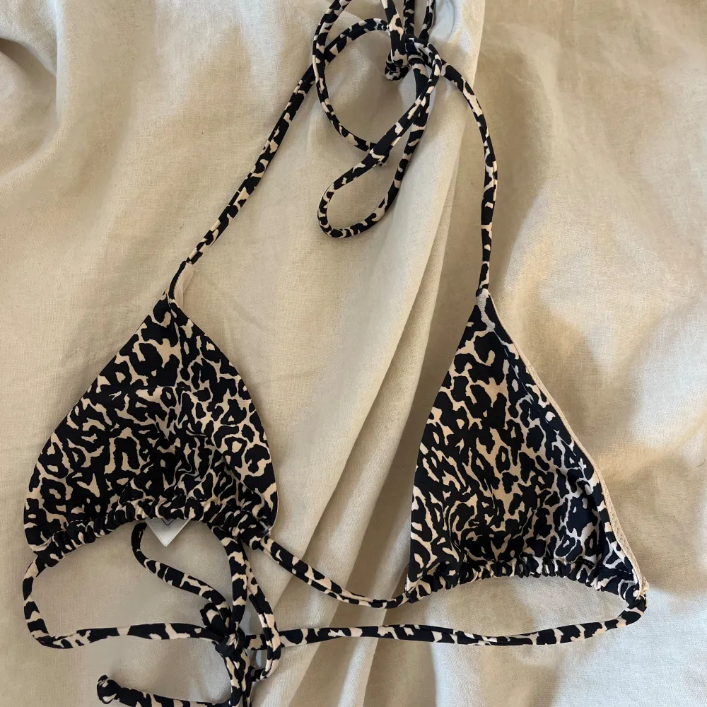Leopardmönstrad bikini topp i storlek 34, aldrig använd endast testad🤍. Toppar.