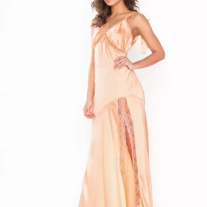 Satinklänning, aprikosrosa, ny med lapp - Helt ny med lapp. Nypris ny: 699SEK.  Sidenliknande material med tight passform Axelband som knyts upptill V-ringad halsringning Spetsdetaljer kring halsringning och under byst Slits med spetskant Fodrad  PS. Säljer samma is strl 36