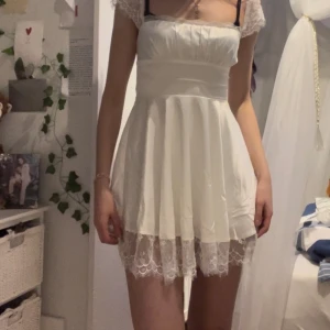 White dress - Super söt och skön klänning. Inte genomskinlig och i väldigt skön silkes material. Passar perfekt som studentklänning eller bara sommar klänning. Oanvänd, etikett är kvar. 