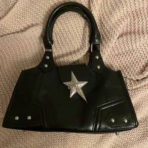 Svart väska  - Cool väska som aldrig kom till användning tyvärr. Jätte bra skick 