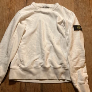 Stone Island sweatshirt  - Säljer min riktigt feta Stone Island sweater🔥 Skick 10/10 CLG koden är överstruken för att den fungerar inte om den används för många gånger  Kom gärna med frågor eller funderingar ✅
