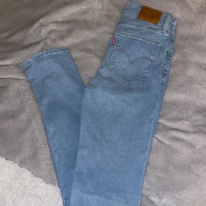 Levi’s high riss straight jeans 724 - Knappt använda Sitter ej som skinny jeans i slutet utan är lite öppna