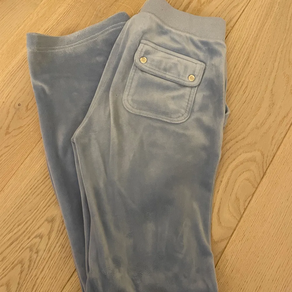 Säljer dessa blåa juicy byxor pga att de inte används längre. De är i stl XS men dom är ca 3-4 cm uppsydda. De har även tappat en knapp men det är inget som syns. Hör av er för fler bilder!💗. Jeans & Byxor.
