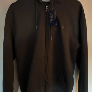 Ralph Lauren Zip  - Tja! Säljer nu den här feta Ralph Lauren Zip i storlek M för endast 800! Tröjan är helt ny, skicket är 10/10. Pris kan diskuteras vid snabb affär 👌 Hör av er frågor eller funderingar 🤩