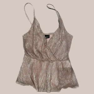 champagne färgat linne ✨ - jätte fint champagne färgat linne som glittrar. 🥂✨ snygg passform och är perfekt för utekvällar. 