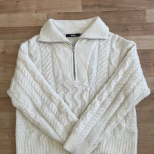 Zip tröja  - Säljer denna stickade zip tröja från bikbok  150kr Storlek XS Pris kan sänkas vid snabb affär 