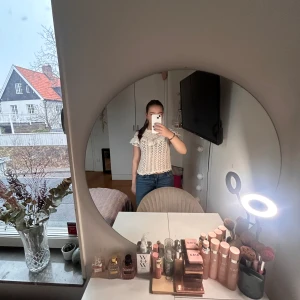 Zara topp med voulanger  - Super snygg och trendig topp från zara med voulanger. Säljer då jag inte fått så mycket användning av den, men den är jättefin och är i väldigt fint skick. Strl M men passar mig som vanligtvis har S