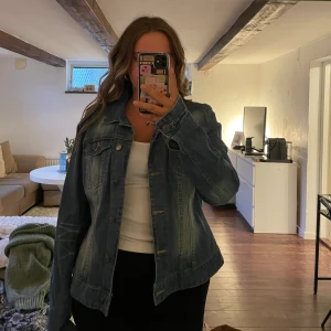 Jeans jacka  - Jeans jacka i storlek 46 men skulle säga att den passar bra på mig som har storlek S-M. Inte använd många gånger, bra skick. 