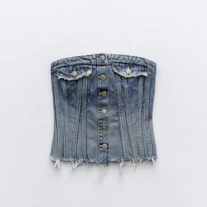 Säljer denna jeans topp från Zara i storlek S. Har används ett par gånger, men är i befintligt skick. Köptes för 329 men säljer för 190💕