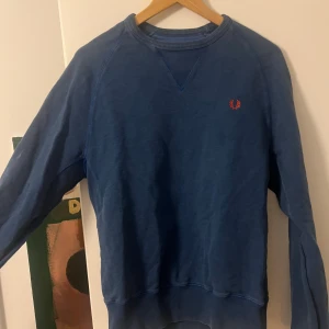 Fred Perry Sweatshirt - Jätte fin sweatshirt från Fredperry. Den är i bra skick och otroligt fin.  Nypris 1500kr Mitt pris 300kr Strl M 