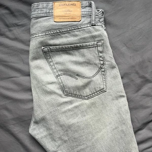 Jack & Jones jeans grå - Ett par fina jeans i bra skick. Storlek 32/34. Modellen heter intelligence loose/chris. 600kr nypris. Bara att skriva vid funderingar eller om fler bilder önskas 🤩