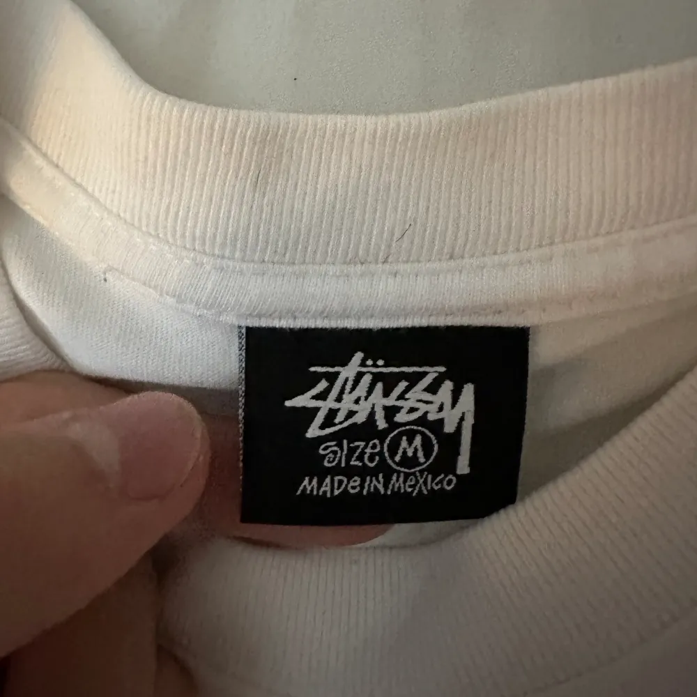 Säljer nu min stussy tee, perfekt skick och väldigt snyggt tryck. Originala plastpåsen följer även med, tveka inte på att fråga efter fler bilder eller så. Pris kan diskuteras💯💯. T-shirts.