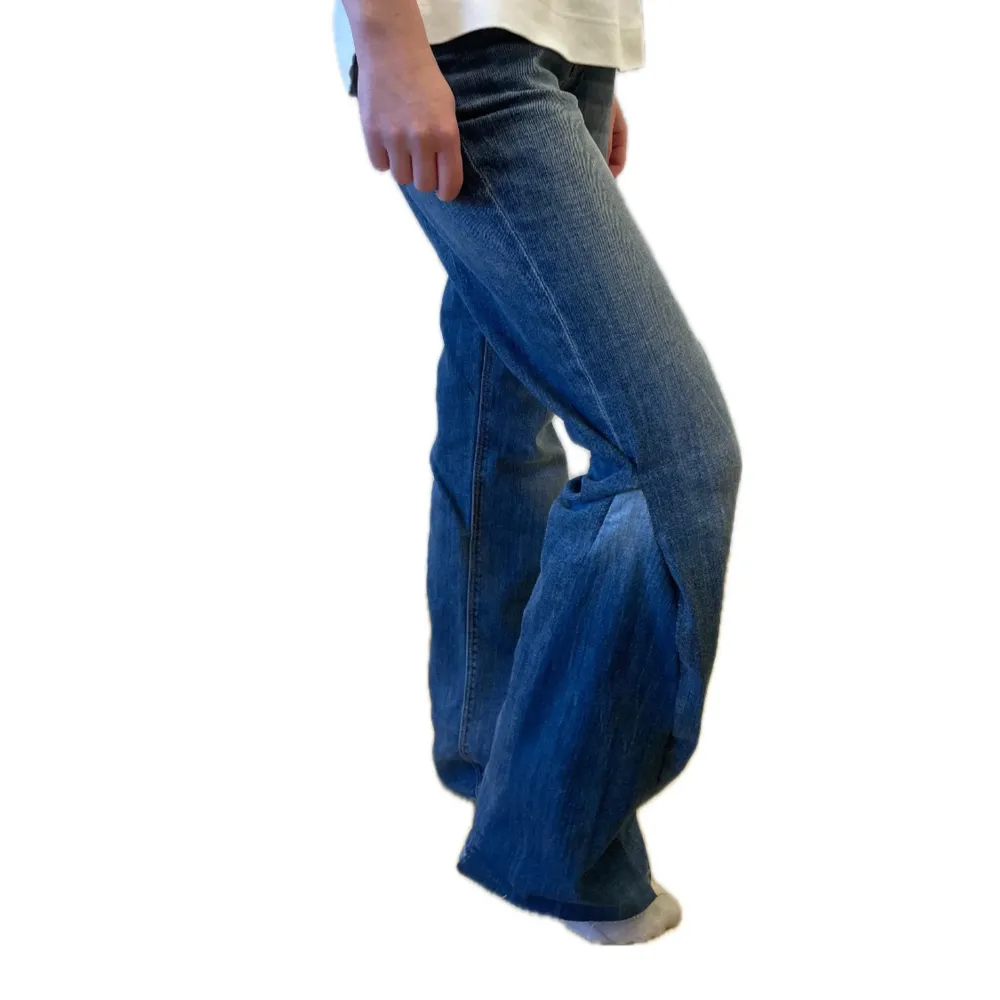 Low waist jeans med annan färgad bootcut. Storlek 34. Jeans & Byxor.