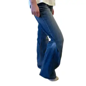 Low waist jeans med annan färgad bootcut. Storlek 34