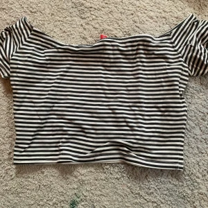 Svart och vit croptop  - Svart och croptop. 95% bomull 5% elastan. 