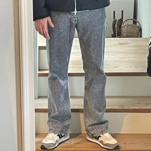 Avslappnade Hope Rush Denim Jeans i strl 33 perfekta nu till våren, mycket bra skick. Ordinarie pris 2300 kr. Färg: Mid Grey Stone. 