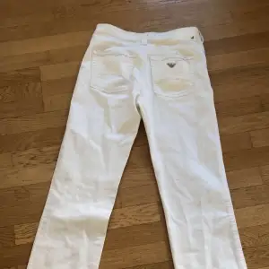 Vita Armani straight Armani jeans. Storlek XS. Jättefina till sommaren och ganska långa! 