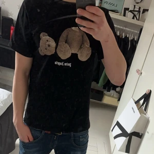 Palm Angels t shirt - Fick den av en släkting pga att den var för liten. Använd ett bra tag men skicket är okej.