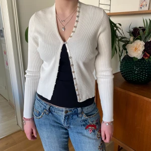 Kofta från Zara - Säljer den här koftan från Zara med fina detaljer🌸 Ganska liten i storleken!