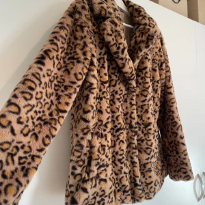 Loeopard pälsjacka - En fake leo pälsjacka från lager157 som inte kommit till användning tyvärr. Leo och päls är väldigt inne just nu så passa på! Jackan är helt oanvänd, prislapp sitter kvar. Nypris 500kr. Pris kan diskuteras vid snabb affär. 🐆😍