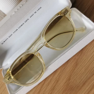 Chimi glasögon 001 - Chimi solglasögon i färgen Yellow modell 001 Använda 1gång, i jätte fint skick. Medföljer fodral 🌸