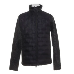 Cardigan  - Riktigt fet cardigan i storlek L🤩 tveka inte att höra av dig vid minsta fundering eller fler bilder. PRIS KAN DISKUTERAS VID SNABB OCH SMIDIG AFFÄR✅ mvh Trendy Closet