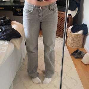 De trendiga jeansen från Gina. I bra skick förutom att de är uppklippta på insidan av benet för en vidare passform (se bild 3)