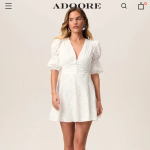 Adoore klänning  - Säljer denna klänning som är slutsåld på hemsidan från adoore i stolek 36. Den är helt ny, endast testad och prislapparna sitter kvar på.