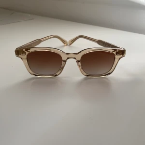 Chimi glasögon - Solglasögon från chimi som inte kommer till användning längre, som nya, inga defekter eller repor, har dock inte originallåda/fodral kvar. Färgen ECRU model 02. Skriv om ni har frågor eller vill ha fler bilder:)